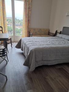 Postel nebo postele na pokoji v ubytování Hôtel AMBEILLE