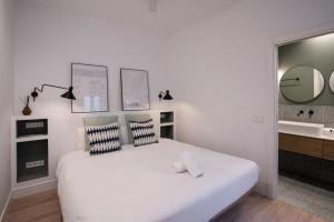 Postel nebo postele na pokoji v ubytování Stylish 2 Bedroom Apartment in the Heart of Madrid