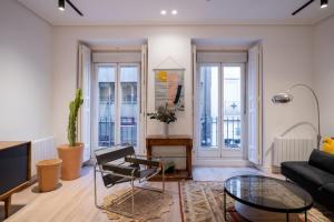 Posezení v ubytování Stylish 2 Bedroom Apartment in the Heart of Madrid