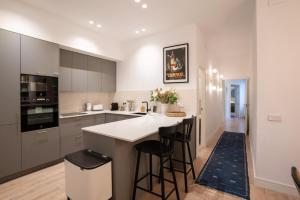 Kuchyň nebo kuchyňský kout v ubytování Stylish 2 Bedroom Apartment in the Heart of Madrid