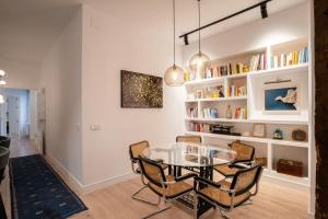 Posezení v ubytování Stylish 2 Bedroom Apartment in the Heart of Madrid