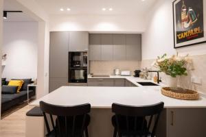Kuchyň nebo kuchyňský kout v ubytování Stylish 2 Bedroom Apartment in the Heart of Madrid