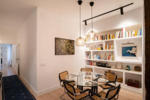 Posezení v ubytování Stylish 2 Bedroom Apartment in the Heart of Madrid