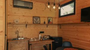 TV a/nebo společenská místnost v ubytování Garden rooms in Kutaisi