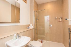 Ένα μπάνιο στο Homely 1 Bedroom Apartment in the Heart of Vibrant Camden