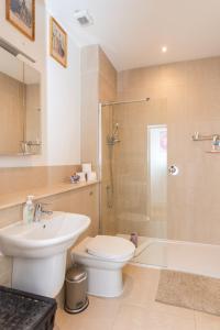 Ένα μπάνιο στο Homely 1 Bedroom Apartment in the Heart of Vibrant Camden