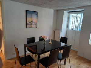 Et opholdsområde på Hyggelig lejlighed i baggård