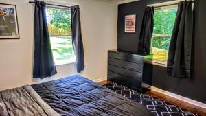 Giường trong phòng chung tại Luxury duplex unit in Nashville Unit A