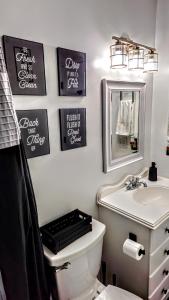 Phòng tắm tại Luxury duplex unit in Nashville Unit A +25 ảnh