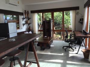 a living room with a desk and a table and chairs at Ocean View Mini-Villa in Wok Tum