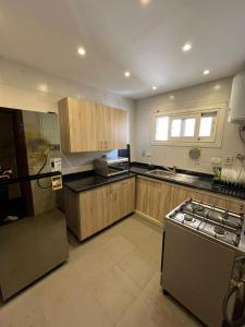 Kuchyň nebo kuchyňský kout v ubytování Condo Nile view modern