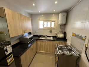 Kuchyň nebo kuchyňský kout v ubytování Condo Nile view modern