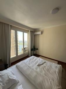 Postel nebo postele na pokoji v ubytování Condo Nile view modern