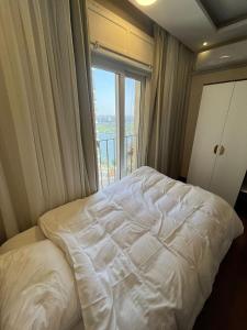 Postel nebo postele na pokoji v ubytování Condo Nile view modern