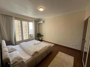 Postel nebo postele na pokoji v ubytování Condo Nile view modern