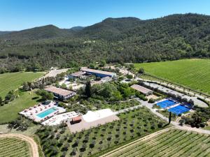 拉加尔代弗雷纳Ultimate Provence Hotel & Spa的享有带游泳池和度假村的别墅的空中景致