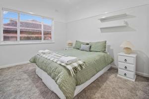Postel nebo postele na pokoji v ubytování Little Sunshine - Family Friendly, Near CBD