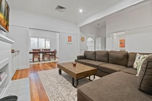 Posezení v ubytování Little Sunshine - Family Friendly, Near CBD