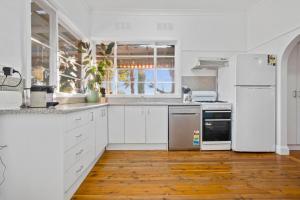 Kuchyň nebo kuchyňský kout v ubytování Little Sunshine - Family Friendly, Near CBD + 19 fotografií