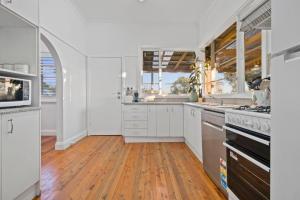 Kuchyň nebo kuchyňský kout v ubytování Little Sunshine - Family Friendly, Near CBD