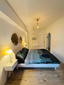 um quarto com uma cama king-size num quarto em Zentrale Wohnung mit Balkon em Koblenz