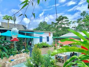 a view of a house with a yard at Suite Agua - The Garden House - Independiente, Piscina, BBQ, Jardín, Terraza, Pedro Vicente Maldonado in Pedro Vicente Maldonado