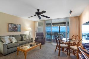 Posezení v ubytování Stunning Oceanfront View Top Floor Condo at Wailua Bay View