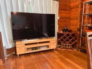 Televiisor ja/või meelelahutuskeskus majutusasutuses Aso Lodge Otohime II