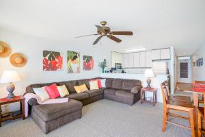 Charming Wailua Bay View Oceanfront Top Floor with an Amazing View!的休息区