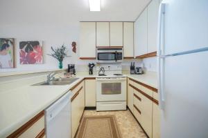 Charming Wailua Bay View Oceanfront Top Floor with an Amazing View!的厨房或小厨房