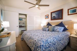 卡帕阿Charming Wailua Bay View Oceanfront Top Floor with an Amazing View!的带床和吊扇的卧室 更多21张照片