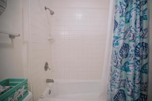 Charming Wailua Bay View Oceanfront Top Floor with an Amazing View!的一间浴室
