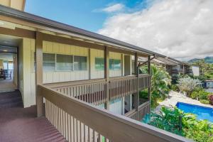 Charming Wailua Bay View Oceanfront Top Floor with an Amazing View!内部或周边的泳池