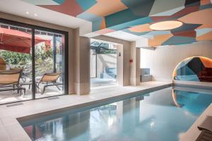 Bazén v ubytování Chalet Hôtel Le Prieuré & Spa nebo v jeho okolí