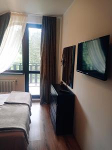 TV a/nebo společenská místnost v ubytování Апартамент С-59 в Апарт-хотел Боровец Гардънс + 5 fotografií