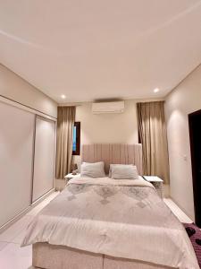 a bedroom with a large bed in a room at 2 Hawana VIP Studio in Ma‘mūrah
