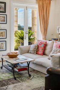 St Helens - Absolute Ocean Frontage - 1 The Strand Port Elliot- Linen Included的休息区