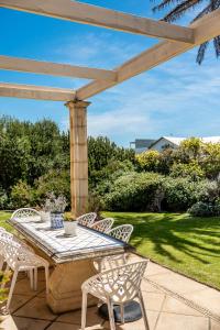 St Helens - Absolute Ocean Frontage - 1 The Strand Port Elliot- Linen Included外面的花园