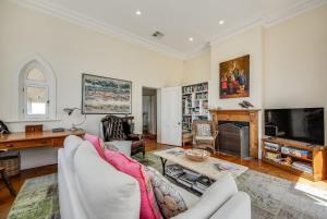 St Helens - Absolute Ocean Frontage - 1 The Strand Port Elliot- Linen Included的电视和/或娱乐中心