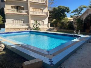 Sundlaugin á فيلا عائلات فقط Families only - سيدى كرير Sidi Krir - خارج القرى السياحية Outside tourist villages- حديقة خاصة مستقله ومسبح خاص مشترك Private Garden-Shared Pool eða í nágrenninu