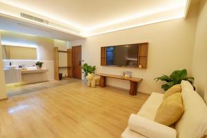 TV a/nebo společenská místnost v ubytování 夕露小榭南门机场大巴店Xiluxiaoxie MUXIN INN