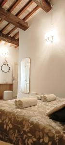 ein Schlafzimmer mit zwei großen Betten mit Spiegel in der Unterkunft Locanda la Rocca Residenza d'Epoca in Fossombrone + 49 Fotos