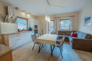 Køkken eller tekøkken på Ferienwohnung Achensee + 18 billeder