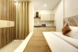 a small room with a bed and a kitchen at Limewood stay Service Apartments Golf Course Road in Gurgaon
