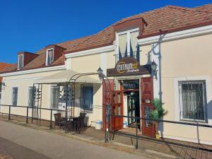 The building in which a vendégházakat is located