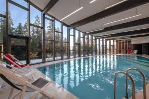 Bazén v ubytování Altezza - Arc 1800 Hotel & Spa - ex Mercure nebo v jeho okolí
