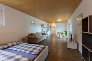 Postel nebo postele na pokoji v ubytování FLEXhome your central, calm and cosy place in Dornbirn