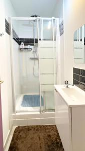 a white bathroom with a shower and a sink at Chambre à Antony proche de Paris et à 10 minutes aéroport Orly in Antony