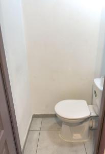 a white bathroom with a toilet and a sink at Chambre à Antony proche de Paris et à 10 minutes aéroport Orly in Antony