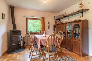 Η κουζίνα ή μικρή κουζίνα στο House Fortin With Sauna Near Bloke Lake - Happy Rentals